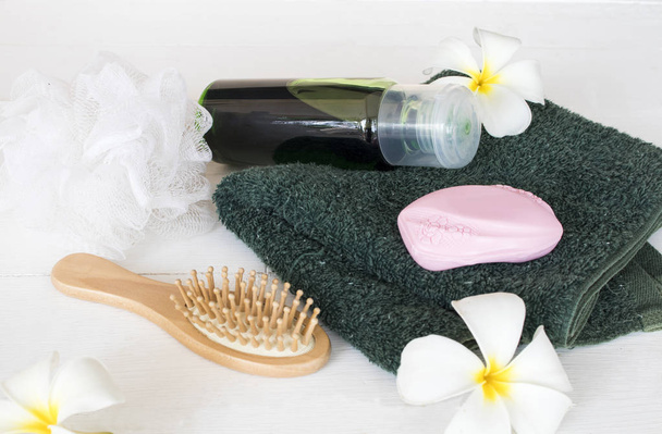 Kräutershampoo Gesundheitspflege für Kopf und Haare mit Frottee und Seife für die Körperhaut ein Bad auf weißem Holz Hintergrund - Foto, Bild