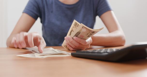 Frau zählt japanische Banknoten - Foto, Bild