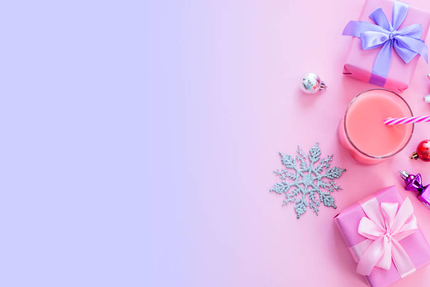 festlicher Hintergrund für Textzusammensetzung flach legen Weihnachtsartikel Geschenkbox Band Schleife rosa Glas Cocktail Weihnachtsspielzeug. Kopierraum von oben - Foto, Bild