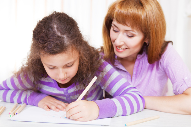 Little girl with and her mother drawing - Foto, Bild