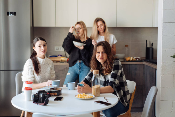 ομάδα γυναικών στην κουζίνα - Φωτογραφία, εικόνα