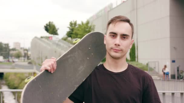 Un jeune homme avec une planche à roulettes en ville
 - Séquence, vidéo