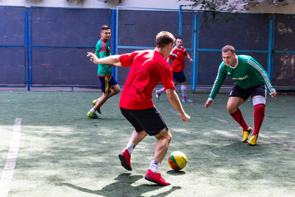 miehet pelata mini jalkapallo vihreä tekonurmi
 - Valokuva, kuva