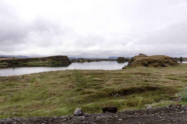 Вид на озеро Миватн с различными вулканическими скальными формациями в Исландии
 - Фото, изображение