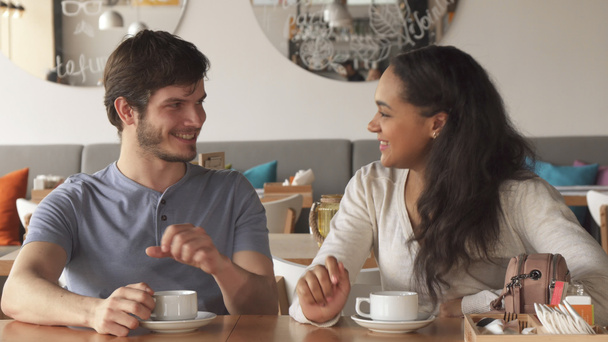 Tyttö flirttailee hänen mies ystävä kahvilassa
 - Valokuva, kuva