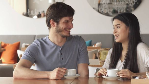 Guy beszél a nő barátja a kávézóban - Fotó, kép