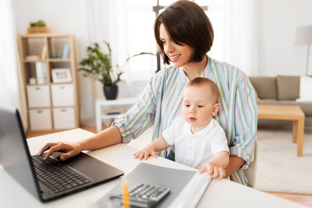 working mother with baby boy and laptop at home - Fotoğraf, Görsel