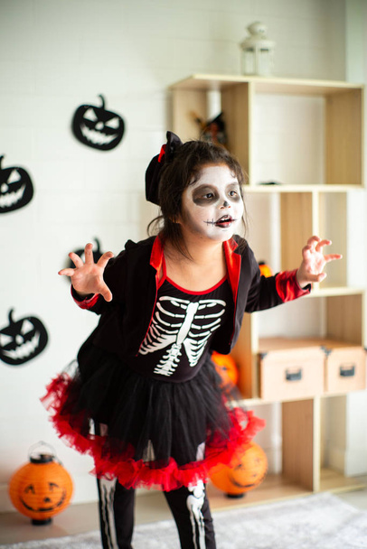 Portre içinde Halloween kılık Halloween Festivali için korkunç ve korkutucu ifade hareket Asyalı küçük kız - Fotoğraf, Görsel