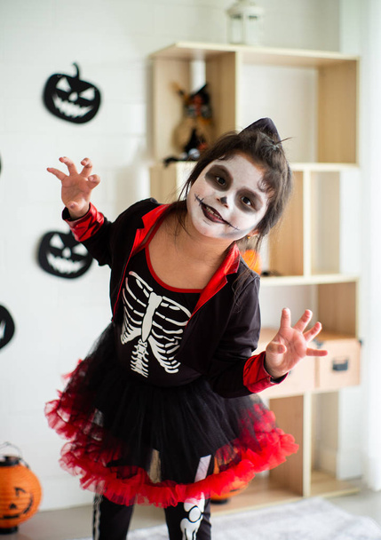 Portrét Asijská holčička v Halloween kostýmu jednání strašidelné a děsivý výraz pro Halloween festival - Fotografie, Obrázek