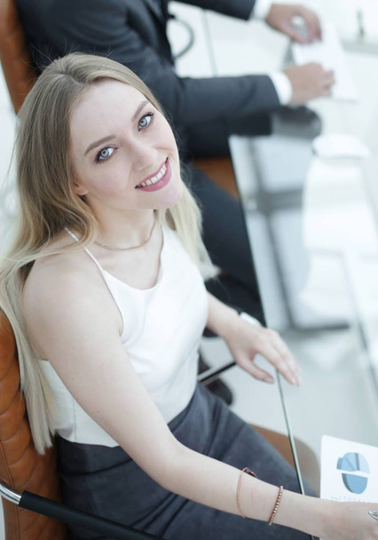 young business woman sitting at a desk in the office . - Фото, зображення
