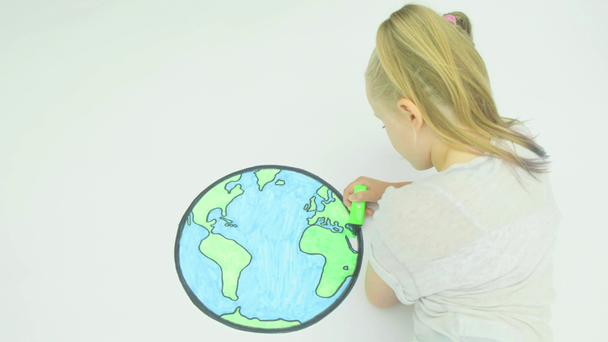 pré adolescent caucasien fille coloration dans une carte du monde
  - Séquence, vidéo
