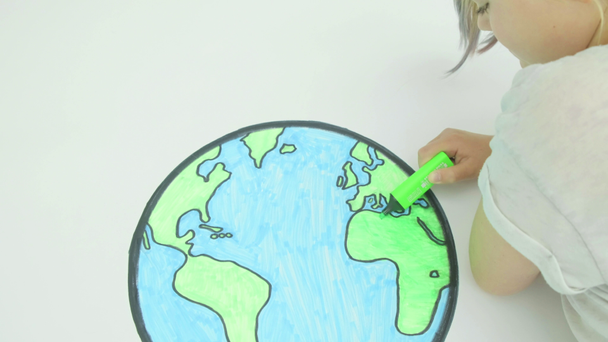 Pré adolescente caucasiano menina colorir em um mapa do mundo
  - Filmagem, Vídeo