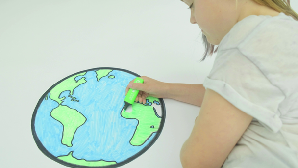 Pré adolescente caucasiano menina colorir em um mapa do mundo
  - Filmagem, Vídeo