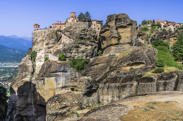 The walls of the Orthodox Greek monastery, built on the cliff of a high rock In the Greek Meteors. - Foto, immagini