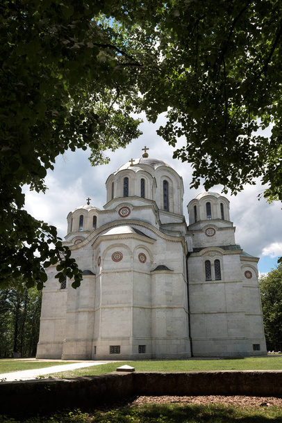 Iglesia de San Jorge Oplenac, es el mausoleo de la casa real serbia y yugoslava de Karadjordjevic, en la cima de la colina de Oplenac, ciudad de Topola. La iglesia de Oplenac fue fundada por el rey Pedro I de Yugoslavia
 - Foto, imagen
