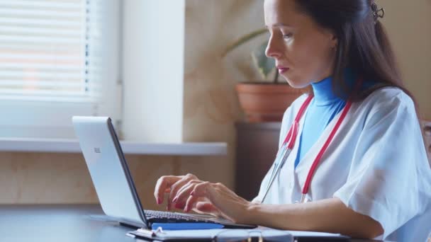Woman doctor using tablet computer in hospital - Video, Çekim