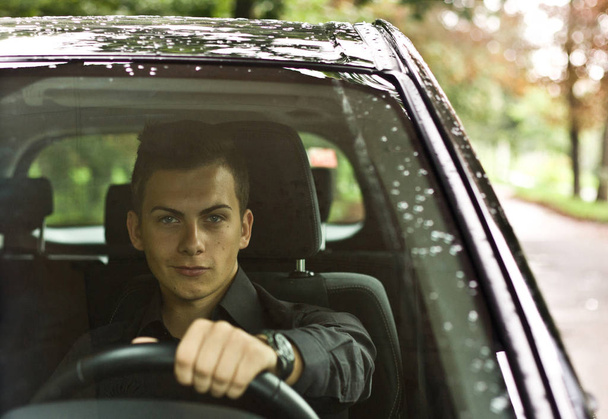 Вид спереду. Портрет красивого чоловіка за кермом своєї машини
 - Фото, зображення