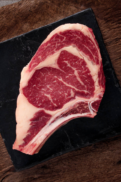 éves marha steak vágott az asztalra - Fotó, kép