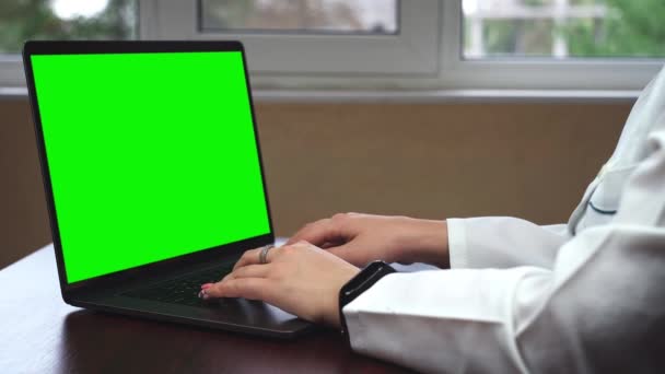 Vrouwelijke arts werkzaam op laptop met Chromakey. - Video
