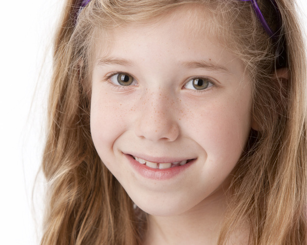 A closeup headshot of a caucasian 8 year old little real girl with long hair and green eyes - Valokuva, kuva