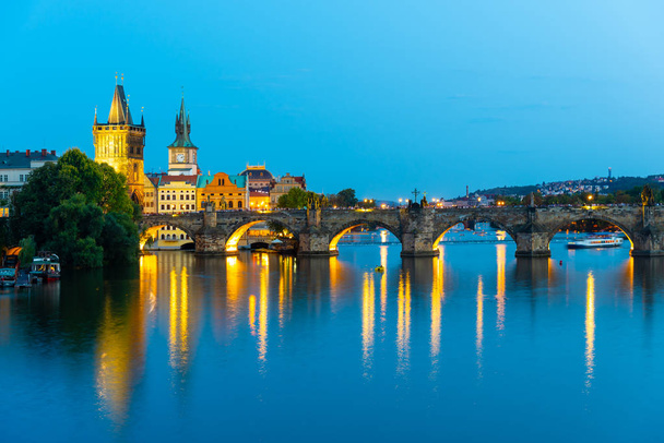 Світлові Карлового мосту відображені у кафе Riva. Вечір в Празі, Чеська Республіка - Фото, зображення