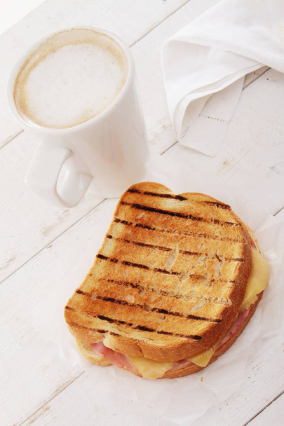 sándwich tostado fresco con café
 - Foto, Imagen