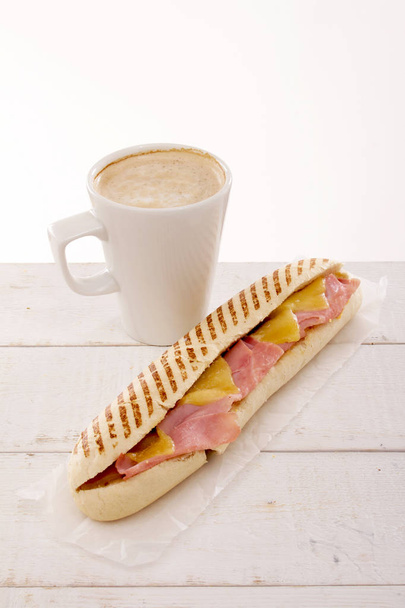 świeży wykonane kanapkę panini z kawy - Zdjęcie, obraz