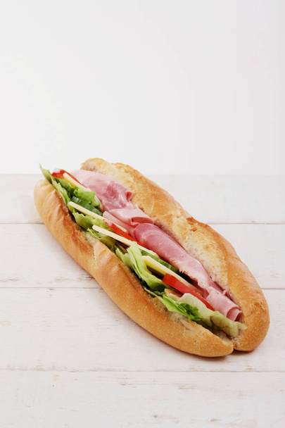 新鮮な作られた補助的なサンドイッチ - 写真・画像