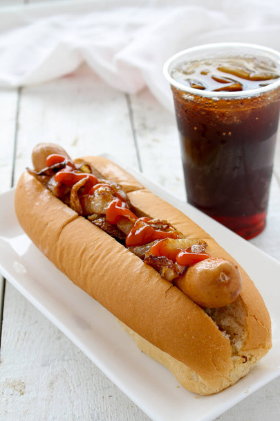 traditioneller Hotdog im Brötchen - Foto, Bild