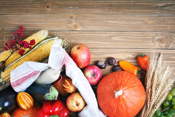 Happy Thanksgiving Day background, table decorated with Pumpkins, Maize, fruits and autumn leaves. Harvest festival. The view from the top. Horizontal. Background with copy space. - Foto, Imagen