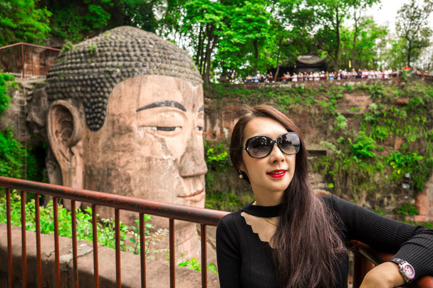 Leshan Giant Buddha é uma estátua de pedra de 71 metros de altura. É um presente constante na herança histórica da cidade. O esplendor das maravilhas antigas permite que você experimente uma bênção antiga. Combinação de deslumbrante maravilha natural cênica e cultural
. - Foto, Imagem