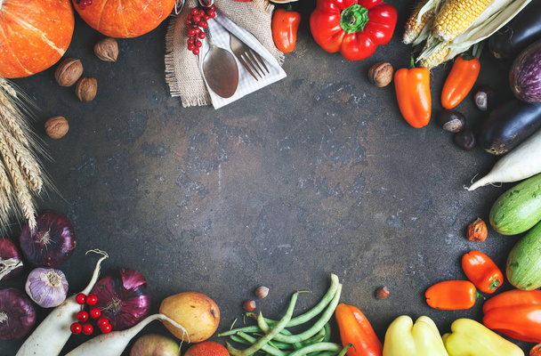 Happy Thanksgiving Day achtergrond, tabel versierd met pompoenen, maïs, fruit en herfstbladeren. Oogstfeest. Het uitzicht vanaf de top. Horizontaal. Achtergrond met kopie ruimte. - Foto, afbeelding