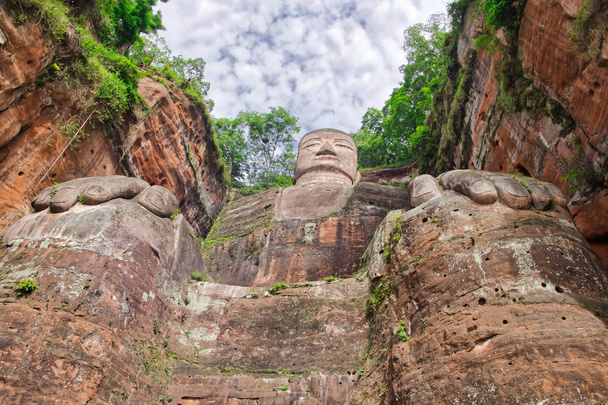 Leshan dev Buda bir 71 metre yüksekliğinde taş heykel olduğunu. Bir kentin katlı mirası sürekli mevcut olduğunu. Antik harikalar görkemi izin antik bir nimet deneyim. Nefes kesen doğa doğal ve kültürel harikası kombinasyonu. - Fotoğraf, Görsel