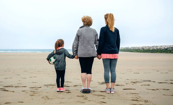 Drei Generationen Weibchen beobachten das Meer - Foto, Bild