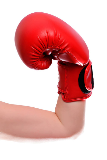 Vereinzelt angespannte Hand in roten Boxhandschuhen auf weißem Hintergrund. vertikaler Rahmen. - Foto, Bild