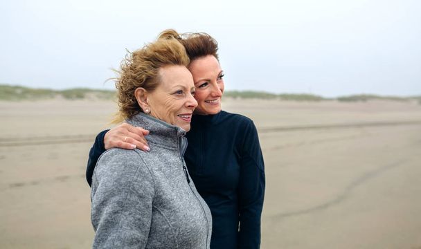 Kaksi naista katselee merta
 - Valokuva, kuva