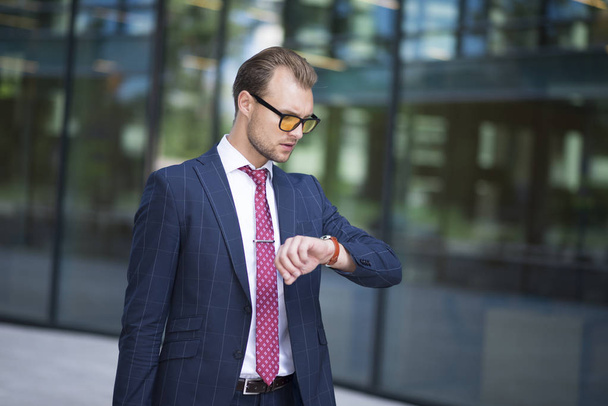 Businessman checking the time on his wrist watch - Foto, immagini