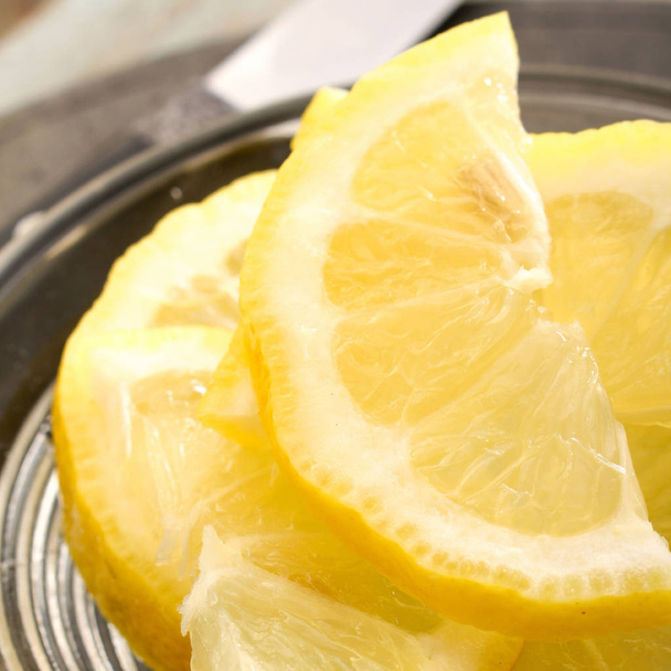 新鮮なスライスしたレモンを準備 - 写真・画像