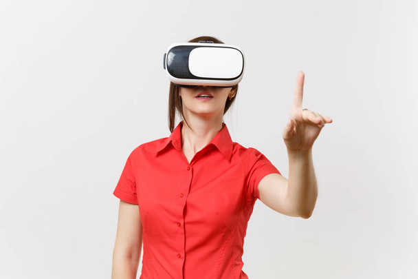 Kobieta biznesu w zestaw słuchawkowy wirtualnej rzeczywistości na głowy dotknąć coś nacisnąć na przycisk lub wskazując na pływających na białym tle ekranu wirtualnego. Edukacja przyszłości w liceum koncepcja - Zdjęcie, obraz