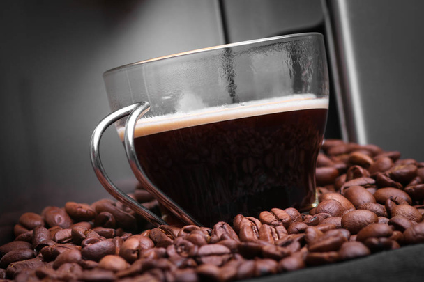 Еспресо-машина робить каву, кавові балки фоном
 - Фото, зображення