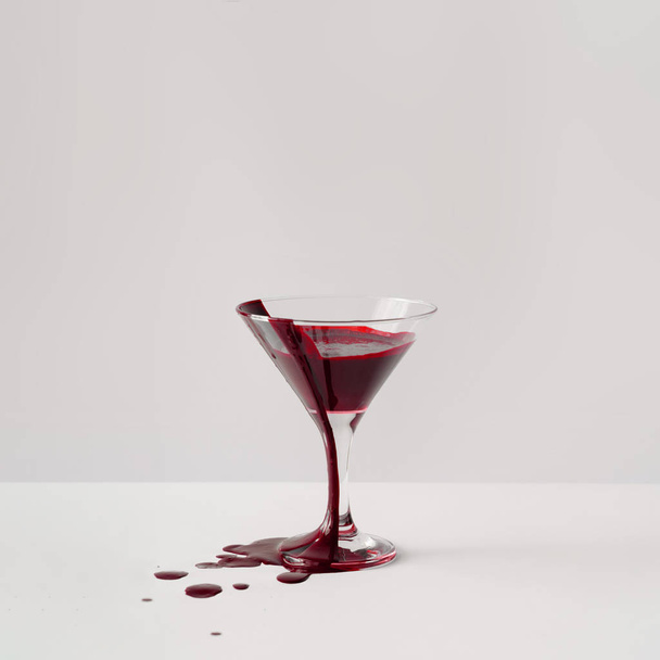 Martini vaso lleno de sangre, concepto de Halloween mínimo
  - Foto, Imagen