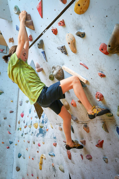 Tiener opleiding klimmen op Indoor klimwand - Foto, afbeelding