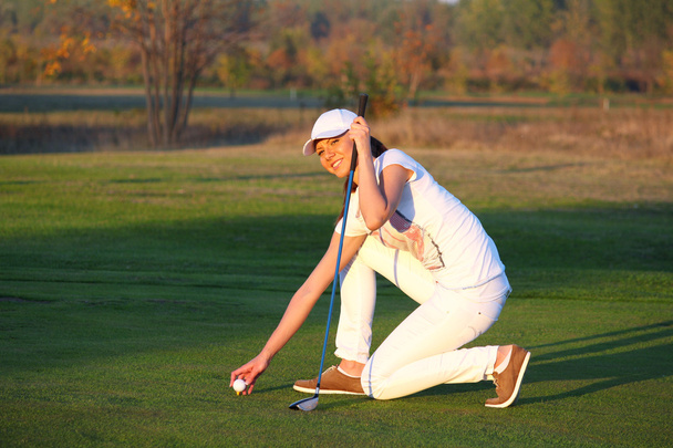 bella ragazza giocatore di golf sul campo
 - Foto, immagini