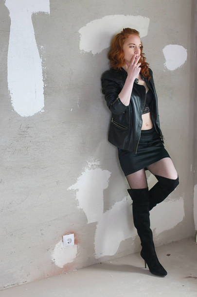 Mädchen süchtig in Lederjacke mit einer Dosis in einer Spritze Prostituierte - Foto, Bild