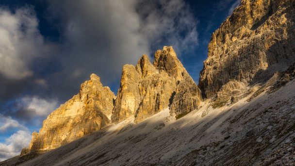 Tre Cime di Laveredo, tres espectaculares picos de montaña en el Parque Nacional Tre Cime di Lavaredo, Sesto Dolomites, Tirol del Sur, Italia
 - Foto, Imagen