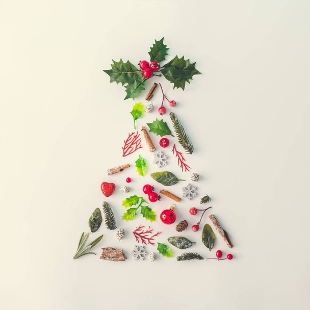 Árvore de Natal feita de plantas de inverno e bagas com decoração, conceito de Ano Novo
  - Foto, Imagem
