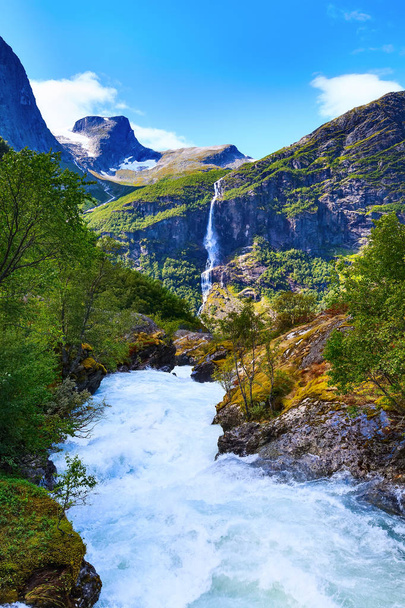 Nehir kenarında pik veya Briksdalsbreen buzul Olden, Norveç yeşil dağlar, kar ve şelale ile manzara - Fotoğraf, Görsel