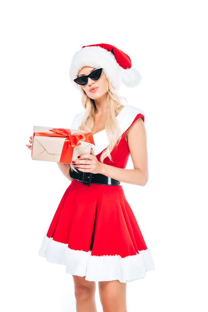 jeune fille santa dans des lunettes de soleil tenant boîte cadeau isolé sur fond blanc
  - Photo, image