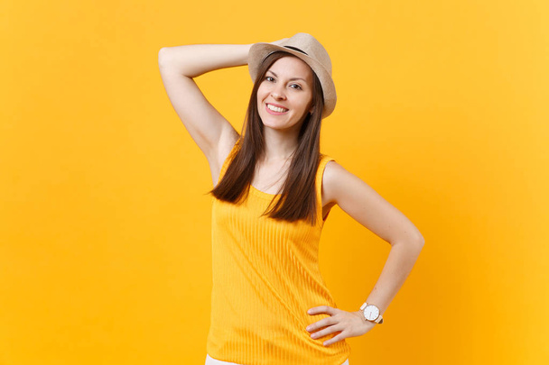 Muotokuva hymyilevä turisti nuori tyylikäs nainen yllään kesän rento vaatteita, olki hattu ja kellot eristetty keltainen oranssi tausta. Ihmiset vilpittömiä tunteita, elämäntapa käsite. Mainosalue
 - Valokuva, kuva