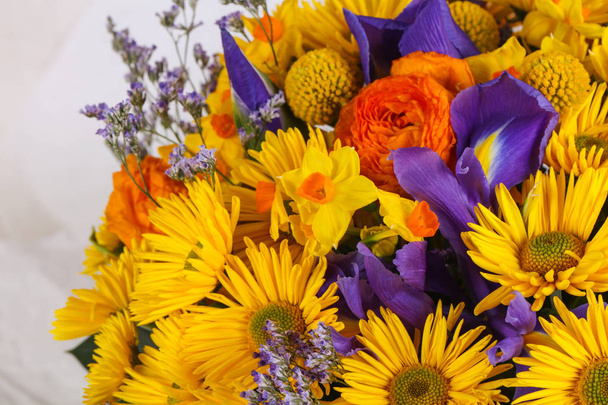 Ρομαντικό μπουκέτο με διάφορα λουλούδια - Φωτογραφία, εικόνα